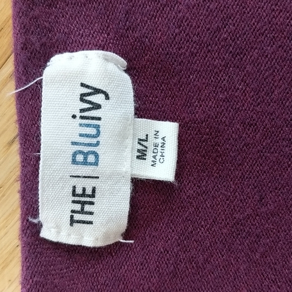 The Bluivy: soft v-neck sweater. - Picture 2 of 4